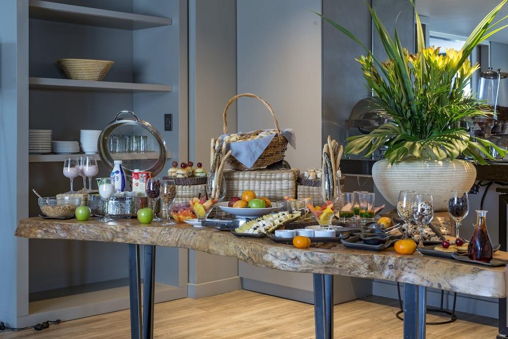 Movich Buro 51 Hotel Баранкила Екстериор снимка A buffet table