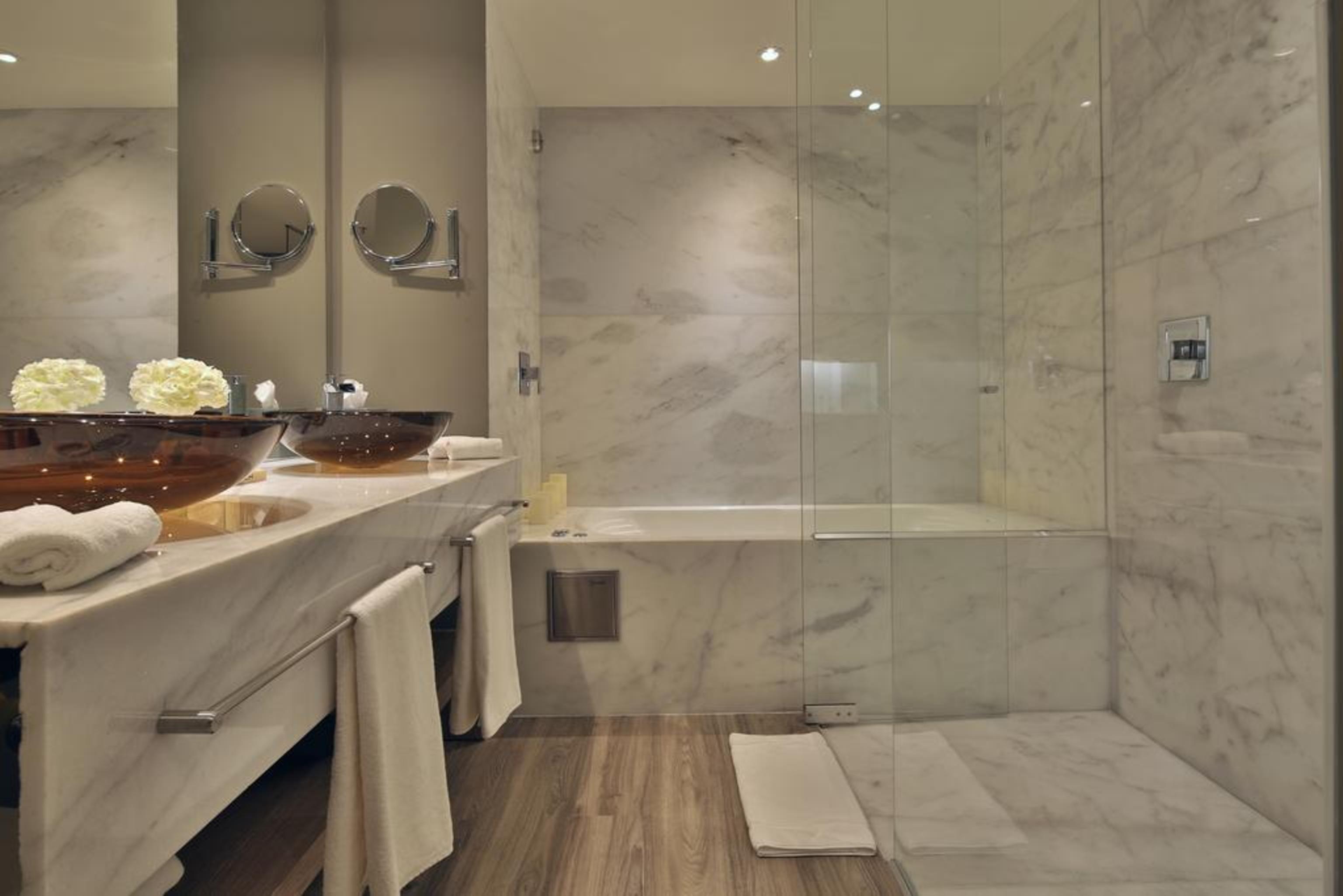 Movich Buro 51 Hotel Баранкила Екстериор снимка A shower enclosure with a fixed glass door