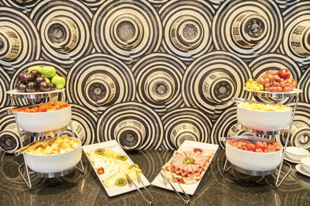 Movich Buro 51 Hotel Баранкила Екстериор снимка A selection of cold cuts at a buffet
