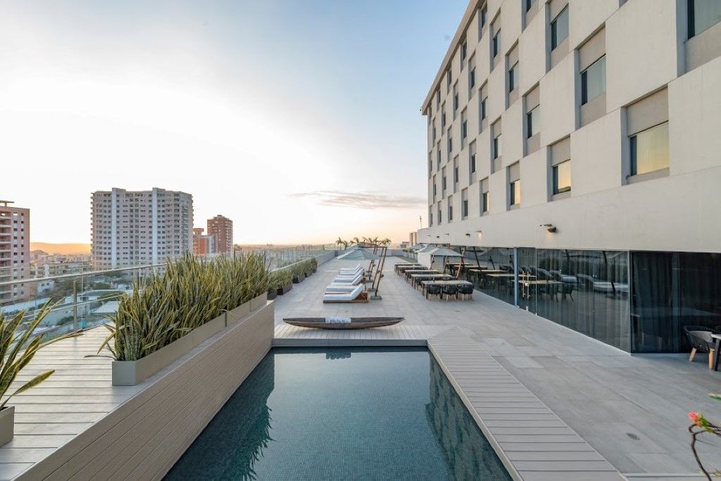 Movich Buro 51 Hotel Баранкила Екстериор снимка The rooftop pool at the hotel